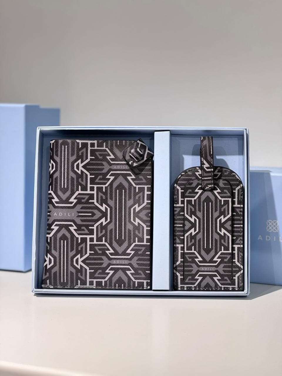 Обложка для паспорта и багажная бирка с подарочной коробкой